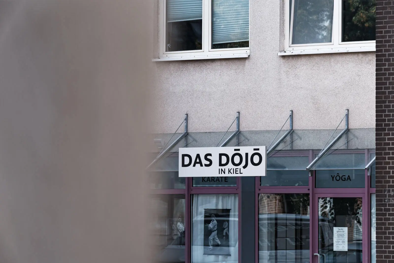 Das Firmenschild und der Eingang von Das Dojo in Kiel